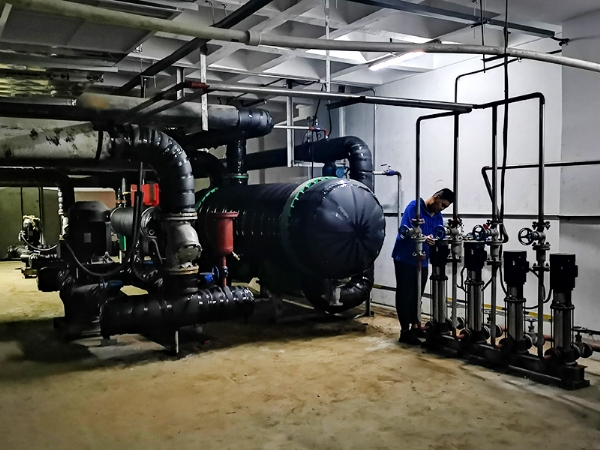 工作人員換熱站認真檢修